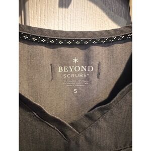 Beyond Scrubs Womens Gray V Neck Scrub Top Short Sleeve Pocket Size S